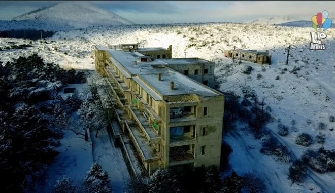 Χιονισμένη Πάρνηθα: Το στοιχειωμένο σανατόριο και το Πάρκο Ψυχών από ψηλά (βίντεο)